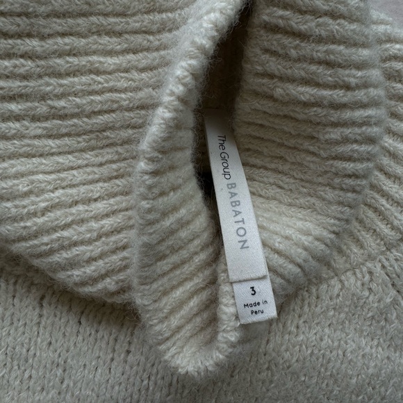 Aritzia. Cream turtle-neck sweater. 100% Alpaca. Comfortable fit. - Picture 7 of 8